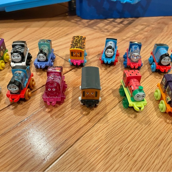 Thomas the train, mini trains, and carrying case 25 trains and case - Picture 5 of 12